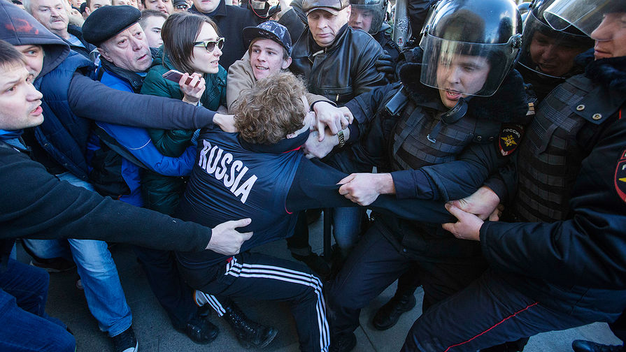 Во время несанкционированного протестного митинга в центре Москвы, 26 марта 2017 года
