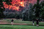 Игра в гольф на фоне лесного пожара в Норт-Бонневил, штат Вашингтон, сентябрь 2017 года