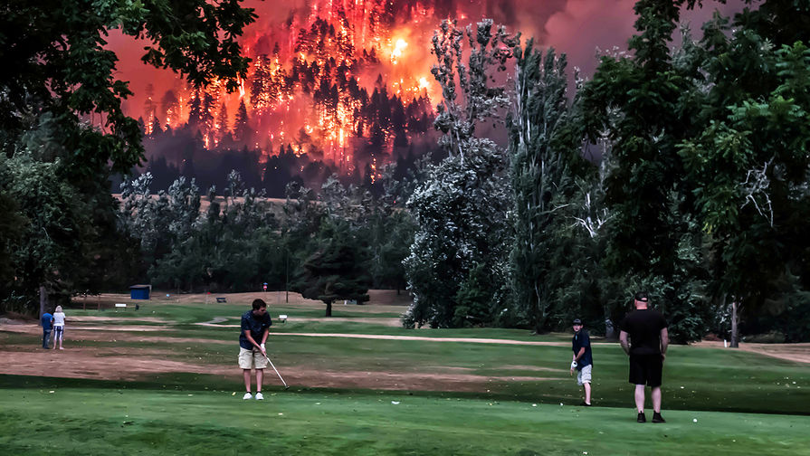Игра в&nbsp;гольф на&nbsp;фоне лесного пожара в&nbsp;Норт-Бонневил, штат Вашингтон, сентябрь 2017&nbsp;года