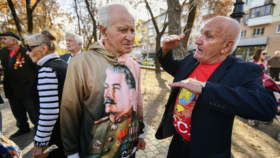 Участники митинга в&nbsp;честь 102-й годовщины Октябрьской революции на&nbsp;площади Ленина в&nbsp;Симферополе, 7 ноября 2019 года
