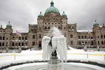 Замерзший фонтан у здания Законодательного Собрания в Виктории, Канада