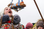 Участники народного обряда «Тянуть Коляду на дуб» в белорусской деревне Новины, январь 2020 года