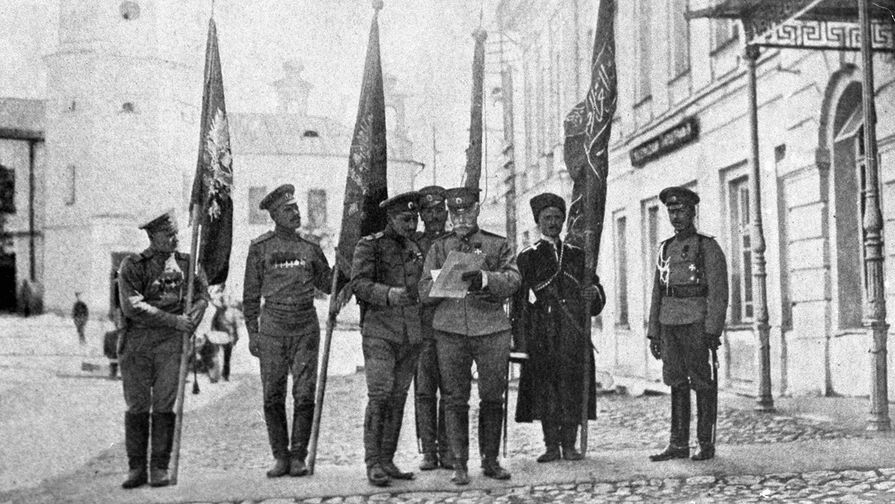Солдаты держат знамена из крепости Эрзурум после ее взятия 3 (16) февраля 1916 года во время первой мировой войны