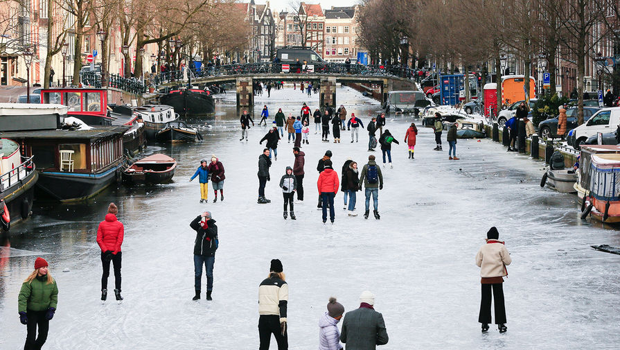 Жителей Амстердама призывают не кататься на коньках по каналам