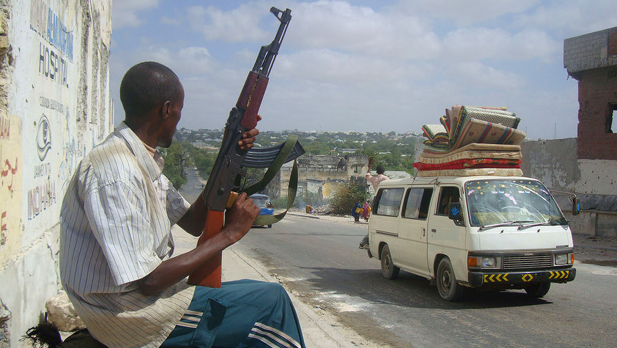 В Сомали при взрыве двух заминированных автомобилей погибли 15 человек