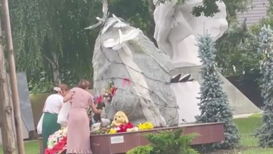 В Усть-Лабинске две женщины украли игрушки с мемориала детям-узникам концлагерей