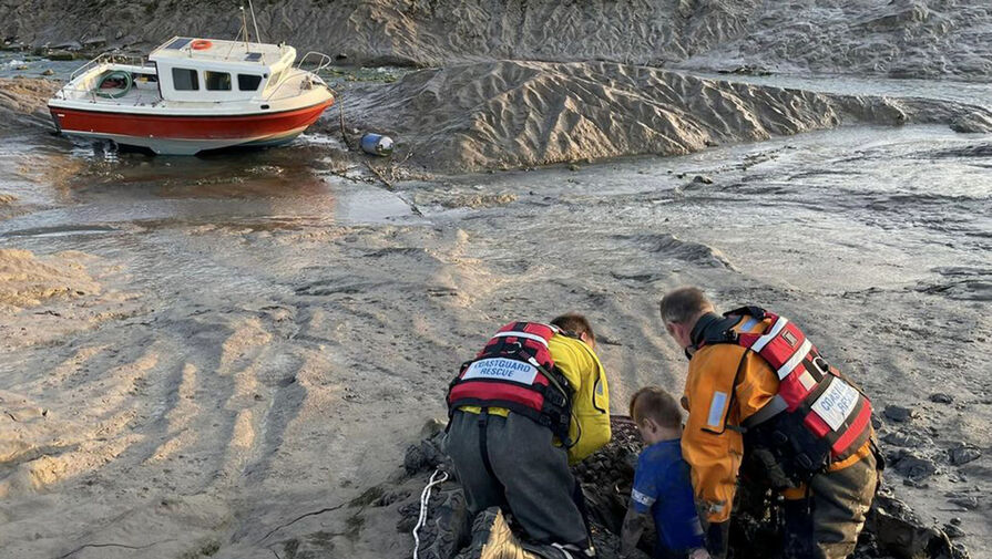 Школьник застрял в грязи по пояс во время прогулки с собакой на пляже