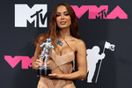 Певица Анитта с наградой за лучшее латинское видео на церемонии вручения наград MTV Video Music Awards 2023, 13 сентября 2023 года 