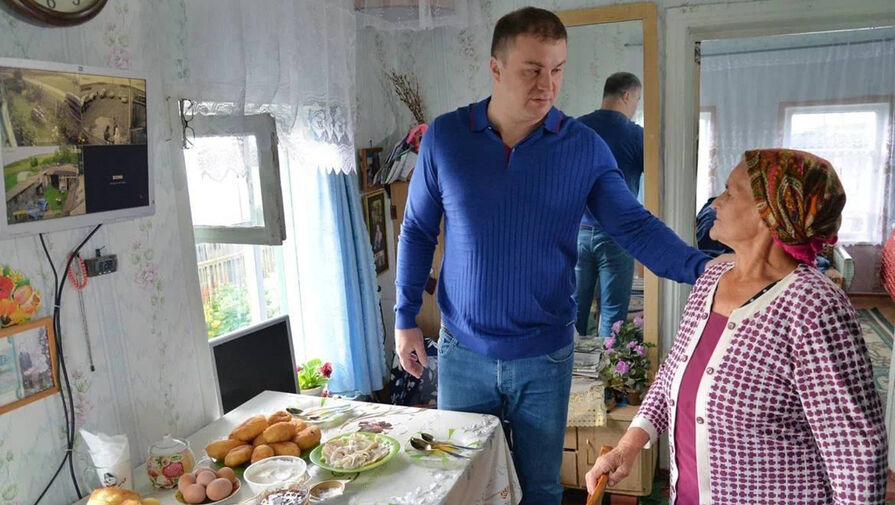 Глава Омской области наградил бабушку, возившую его по сгоревшему селу  