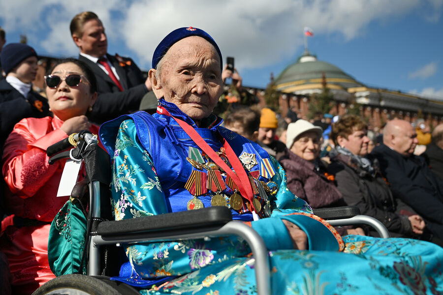 Гости на&nbsp;трибунах Красной площади в&nbsp;Москве перед&nbsp;началом военного парада, посвященного 80-летию Победы в&nbsp;Великой Отечественной войне, 09&nbsp;мая 2025&nbsp;года