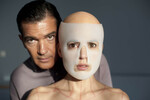 <b>«Кожа, в которой я живу» (2011)</b>
<br><br>
Бандерас не снимался у Педро Альмодовара 20 лет — и вернулся к нему в этом психологическом триллере. Он сыграл хирурга, который изобрел способ создания искусственной человеческой кожи. Но проводит он опыты не на мышах — в его особняке заперта женщина по имени Вера, на которой он ставит эксперименты.
