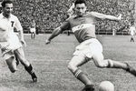 Никита Симонян (справа) в борьбе за мяч, 1952 год
