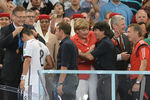 Канцлер Германии Ангела Меркель (в центре) и президент Германии Йоахим Гаук (второй справа) поздравляют главного тренера сборной Германии Йоахима Лева (третий справа) с победой в финальном матче ЧМ-2014