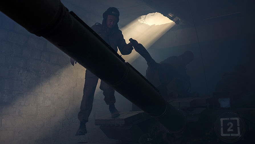 Ополченец самопровозглашенной ЛНР во время отвода вооружений калибра менее 100 миллиметров от линии соприкосновения, 2015 год
