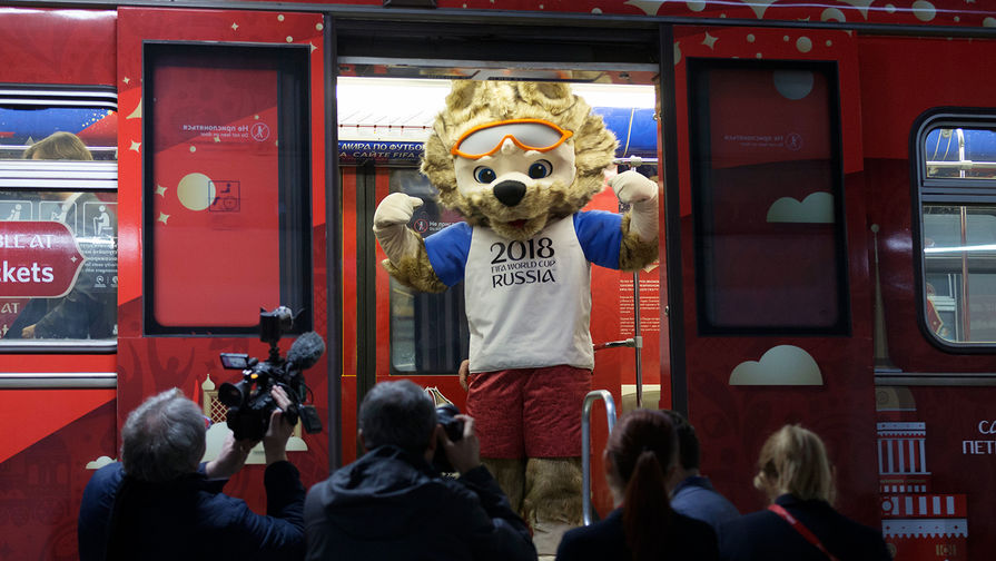 Официальный талисман ЧМ-2018 волк «Забивака» в вагоне московского метро, ноябрь 2017 года