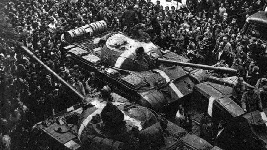 Советские танки Т-55 с «полосами вторжения» во время операции «Дунай», 1968 год