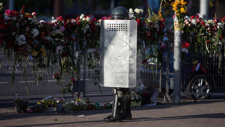 Сотрудник силовых структур Белоруссии на месте народного мемориала в память о погибшем во время акций протеста в Минске, 11 августа 2020 года