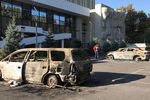 Сожженные автомобили в центре города после акций протеста, 7 октября 2020 года