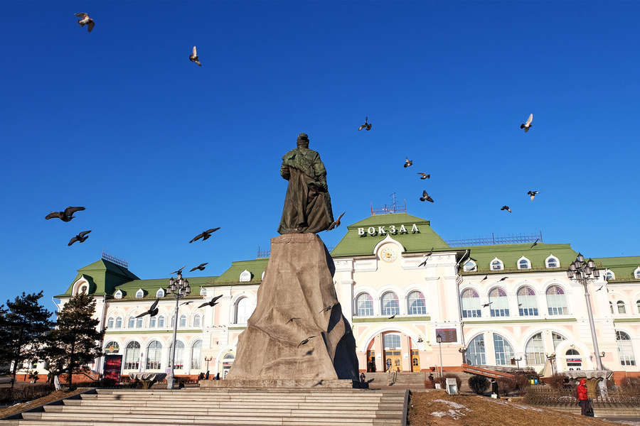 Памятник Ерофею Павловичу Хабарову на Привокзальной площади в Хабаровске