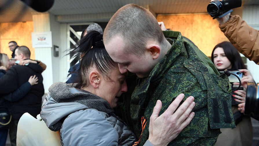 Освобожденные 24 ноября из украинского плена военнослужащие исполнили гимн России