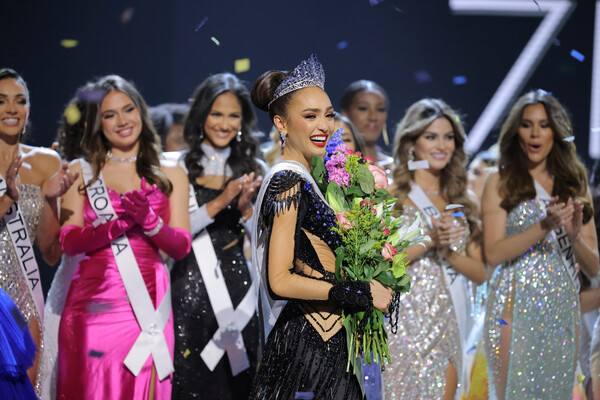 Победительница конкурса «Мисс Вселенная» Р'Бонни Габриэль после церемонии награждения, 14&nbsp;января 2023&nbsp;года