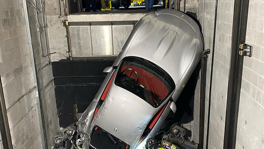 В США спорткар Ferrari Roma упал в шахту лифта дилерского центра
