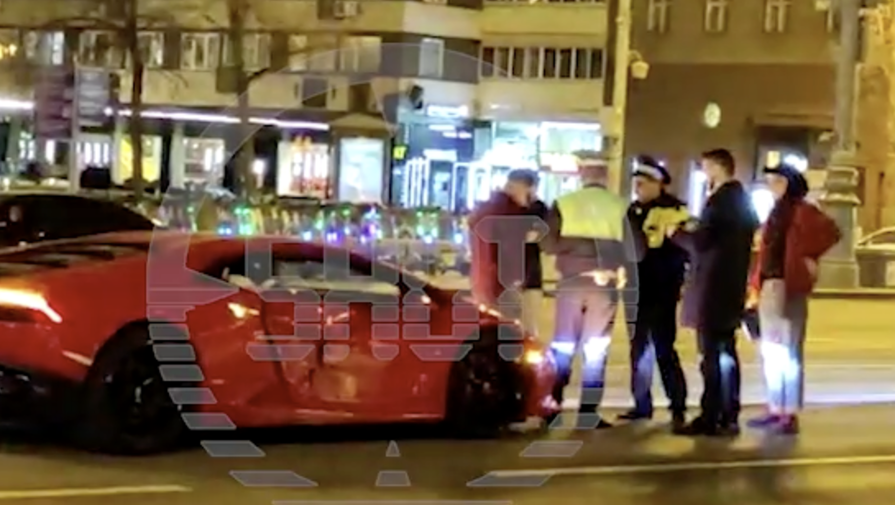 Спорткар Lamborghini Huracan столкнулся с легковым автомобилем в центре столицы