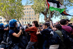 Столкновения участников протеста в поддержку Палестины с полицейскими в Риме, Италия, 11 октября 2023 года