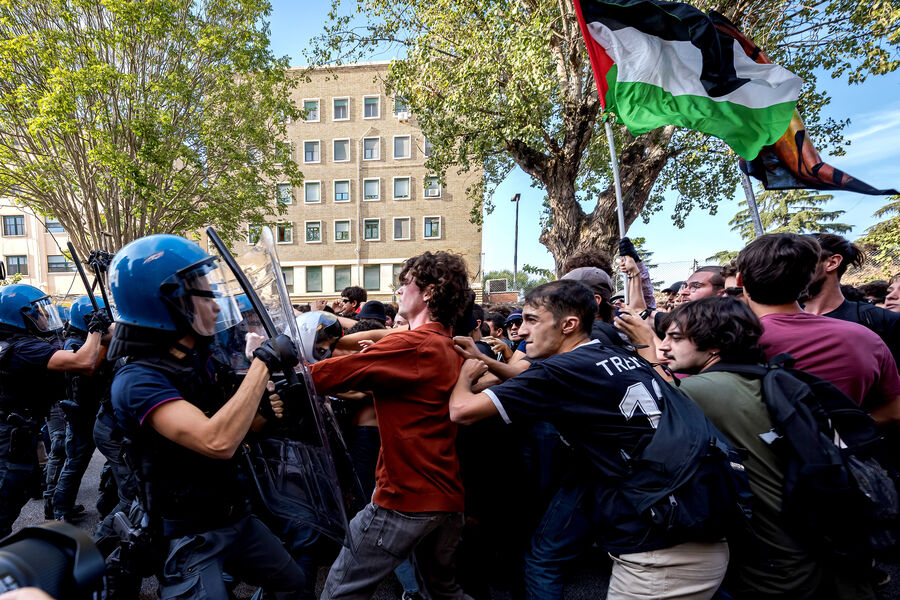 Столкновения участников протеста в&nbsp;поддержку Палестины с&nbsp;полицейскими в&nbsp;Риме, Италия, 11&nbsp;октября 2023&nbsp;года