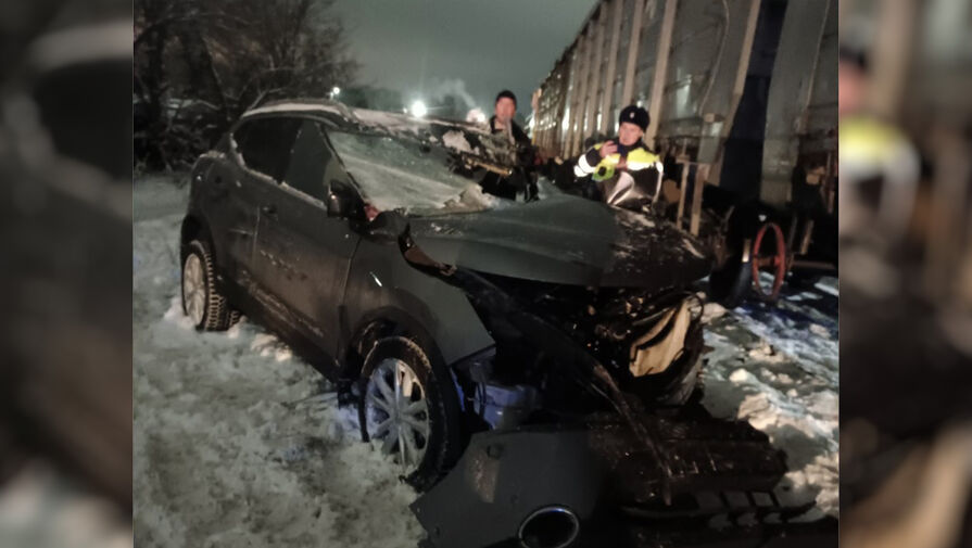 Машина с детьми попала под поезд на переезде в Ярославле