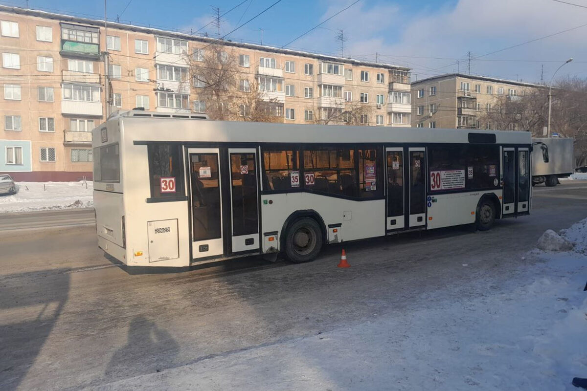 В Новосибирске ребенок выпал из автобуса на ходу - Газета.Ru | Новости