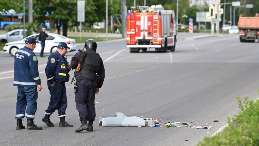 Кадры с упавшим на дорогу в Белгороде беспилотником ВСУ появились в сети