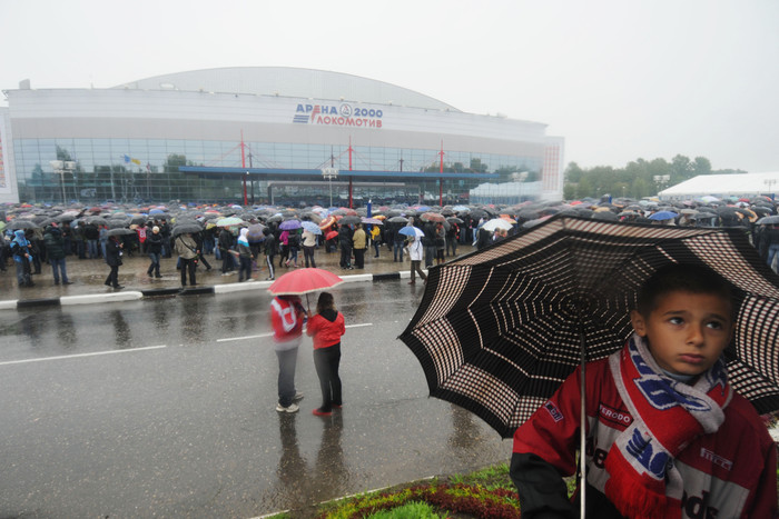 Несмотря на&nbsp;дождь, болельщики часами ждали возможности проститься с&nbsp;хоккеистами