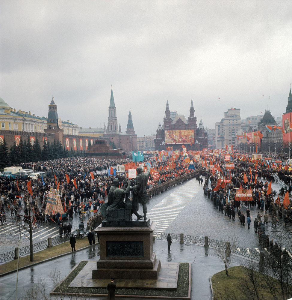 Первомайская демонстрация трудящихся на Красной площади. 1971 год.