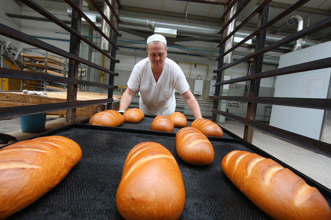 Единороссы подготовили поправки, ограничивающие торговые надбавки на хлеб и молоко