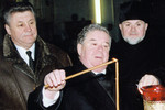 2001 год. Рем Вяхирев во время посещения храма Святого князя Владимира в Астрахани, средства на реставрацию которого выделил «Газпром»