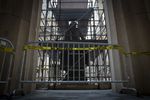 Ограда у статуи Джорджа Вашингтона в закрытом для посещений Федерал-холле в Нью-Йорке