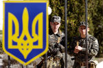 Украинские военнослужащие на территории военного объекта в 80 километрах юго-западнее Симферополя