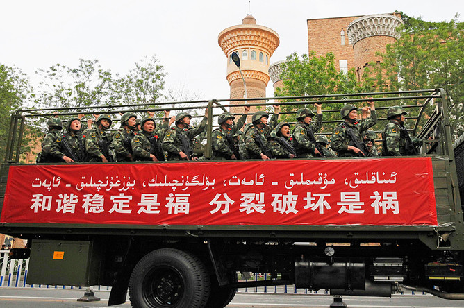 Военизированные полицейские во время антитеррористической операции в районе Синьцзян-Уйгурский