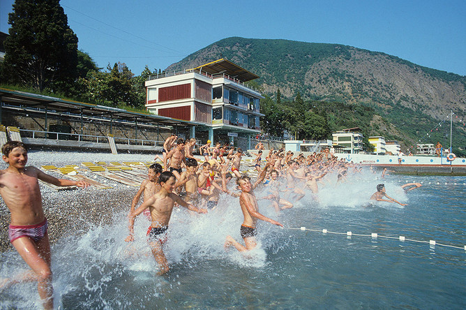 Дети во время купания в море,1984 год