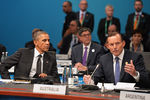 Президент США Барак Обама и премьер-министр Австралии Тони Эббот (слева направо на первом плане) на рабочем заседании глав делегаций государств — участников «Группы двадцати», приглашенных государств и международных организаций