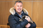 Сотрудник хоккейного клуба «Адмирал» Алексей Пузырев держит в руках кошку, объевшую рыбный магазин в аэропорту Владивостока на 60 тысяч рублей. Кошка стала талисманом ХК «Адмирал» и получила имя Матроскин
