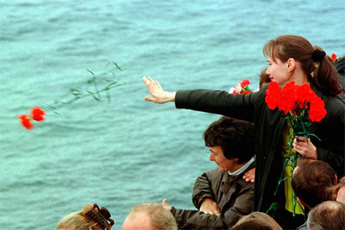 Траурная церемония по погибшим морякам подлодки «Курск», 22 августа 2000 года