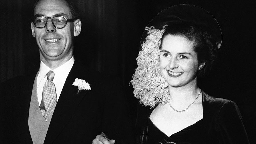 Маргарет Робертс с будущим супругом Дэнисом Тэтчером в 1951 году