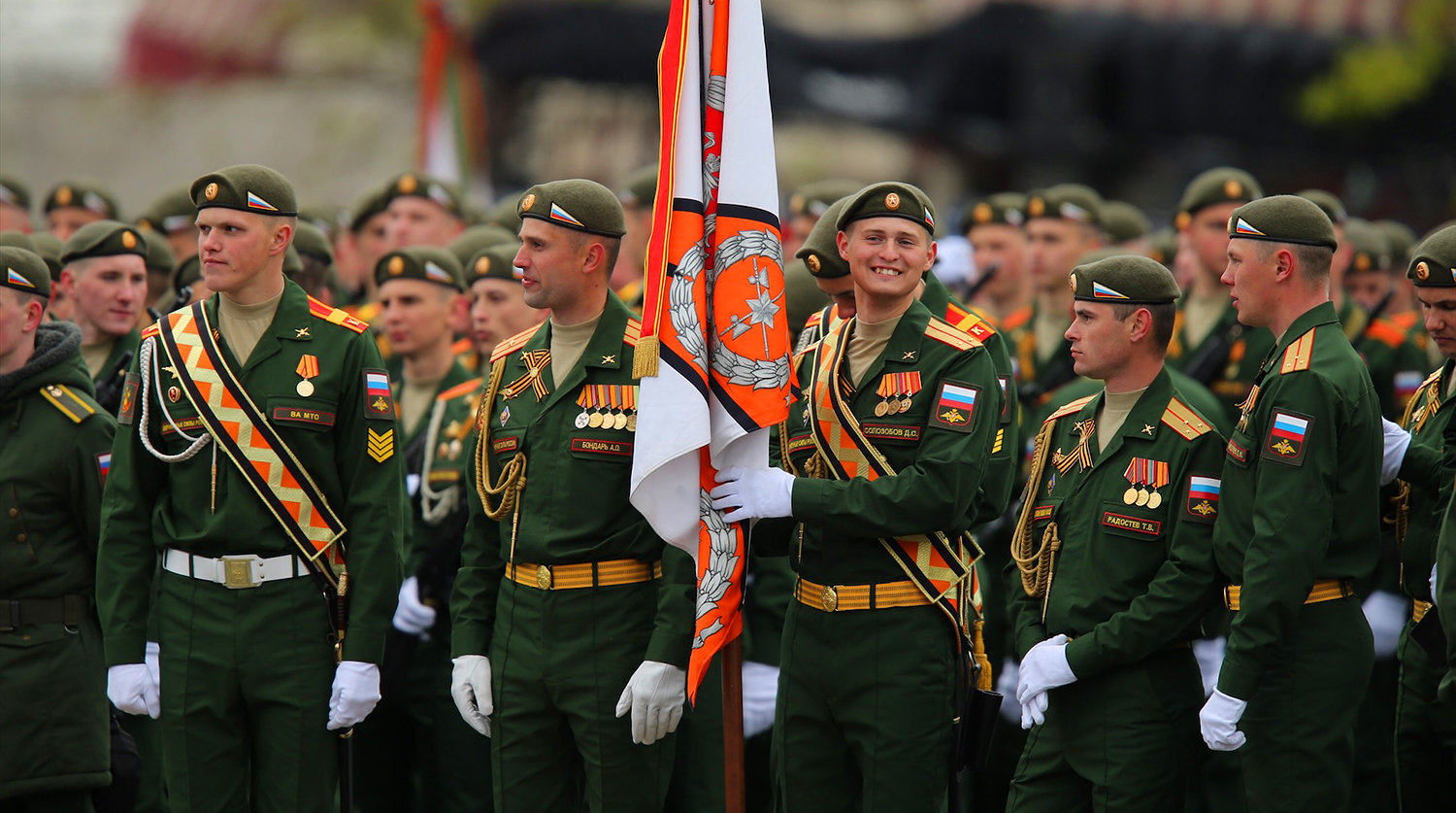 Военнослужащие во время военного парада на Красной площади, посвященного 72-й годовщине победы в Великой Отечественной войне