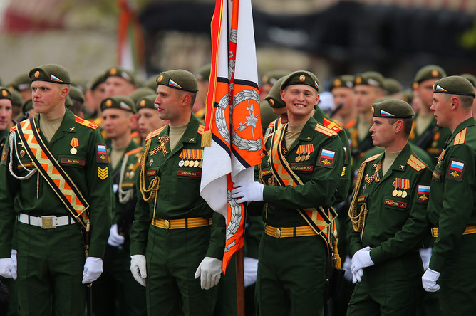 Военнослужащие во время военного парада на Красной площади, посвященного 72-й годовщине победы в Великой Отечественной войне