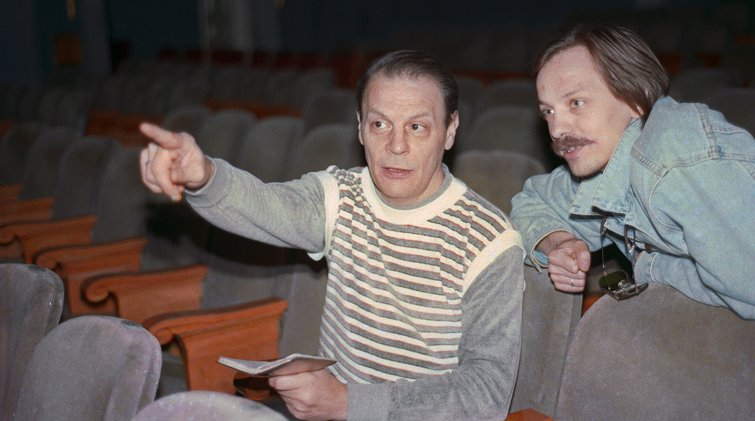Александр Бурдонский (слева) на репетиции в Театре Советской армии, 1994 год