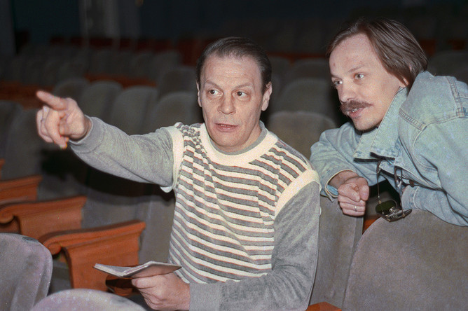 Александр Бурдонский (слева) на репетиции в Театре Советской армии, 1994 год