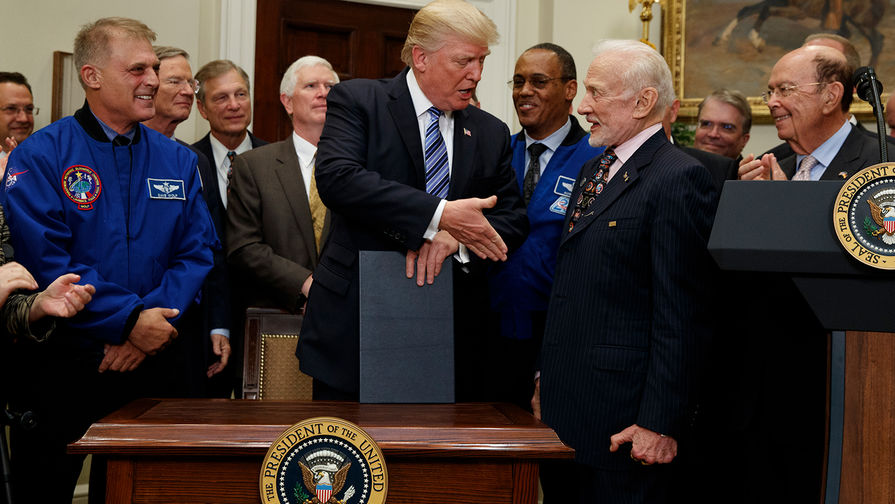 Бывший астронавт Базз Олдрин и президент США Дональд Трамп, 2017 год