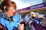 Елена Вяльбе раздает автографы на XXII зимних Олимпийских играх в Сочи, 2014 год 
